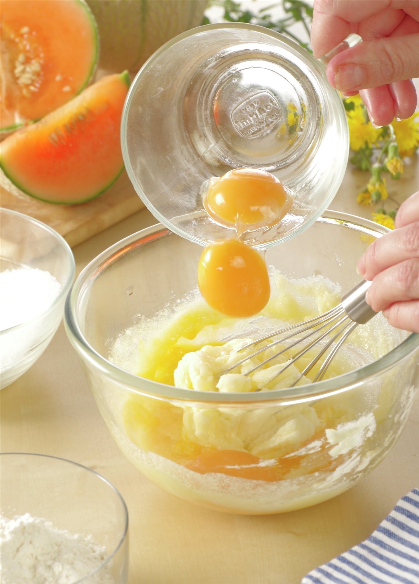 2. Bate mantequilla, azúcar y huevos