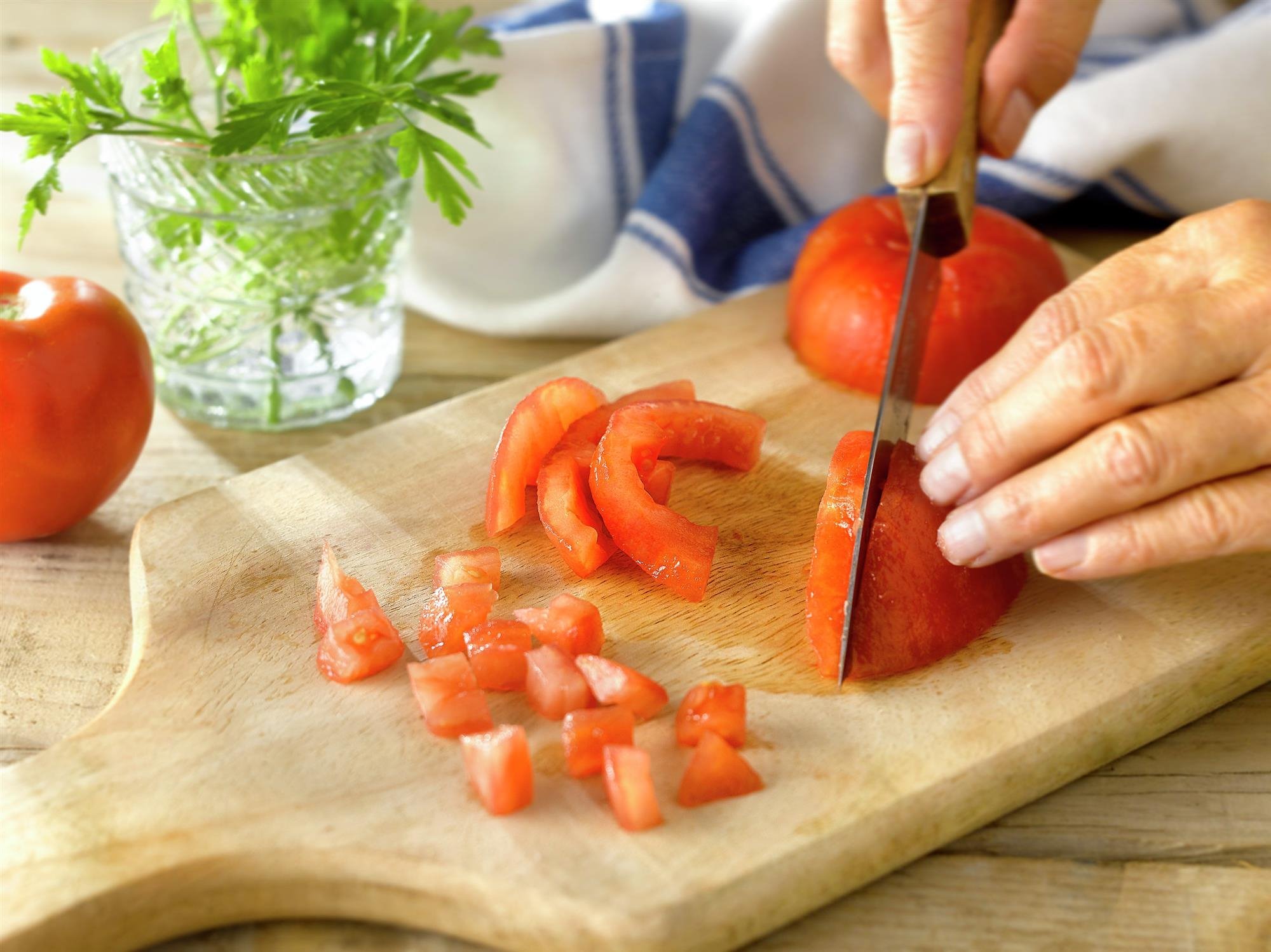 3. Corta el tomate en daditos finos