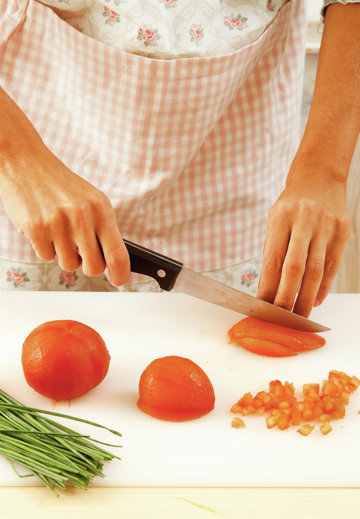 1. Corta el tomate a daditos