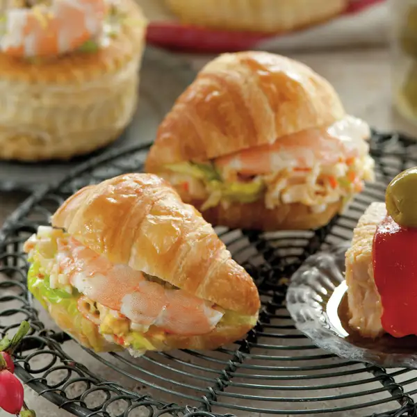 Canapé de (mini)cruasán relleno de gambas, palitos de cangrejo y salsa rosa (¡ideal para Navidad!)