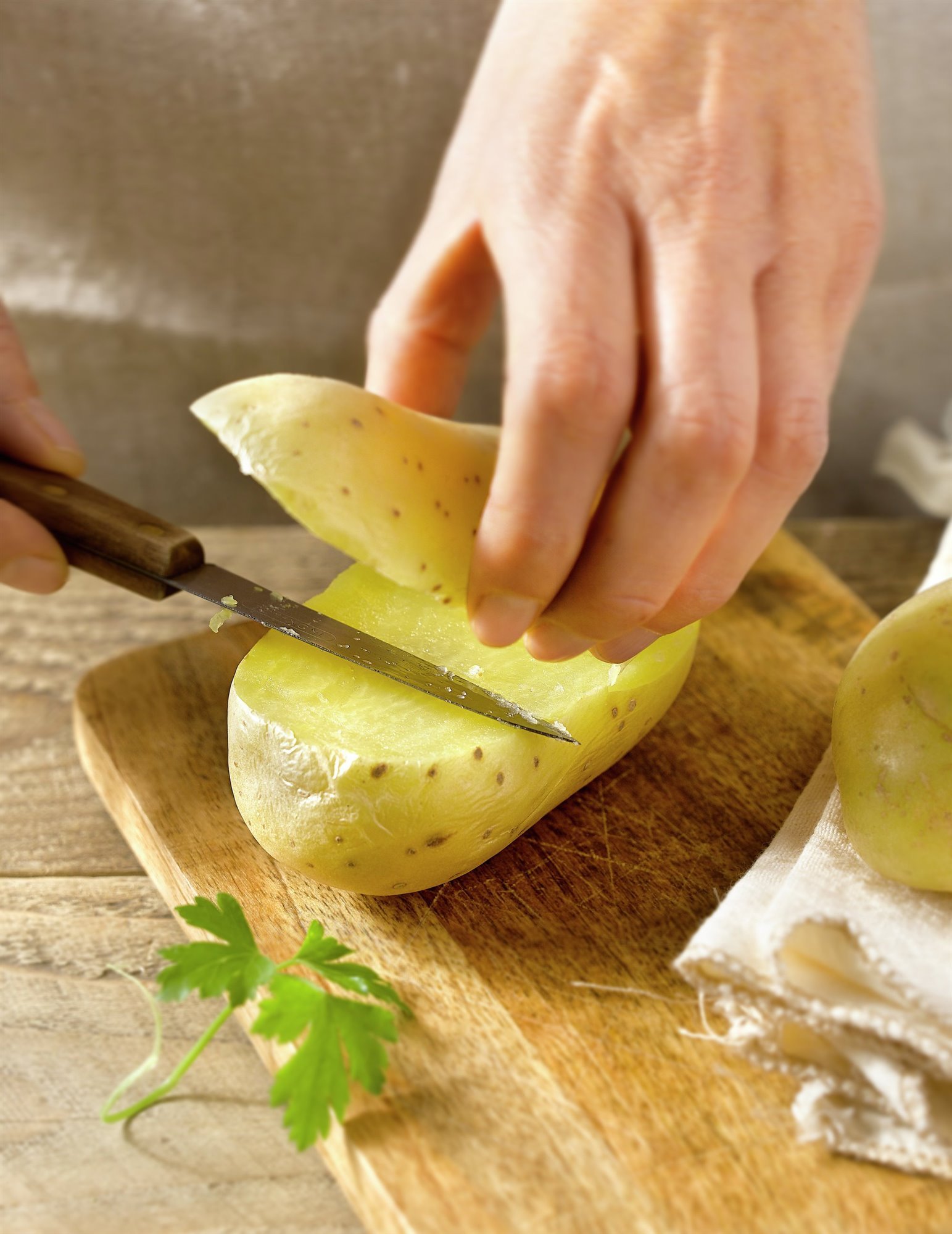 3. Corta las patatas cocidas y rellena
