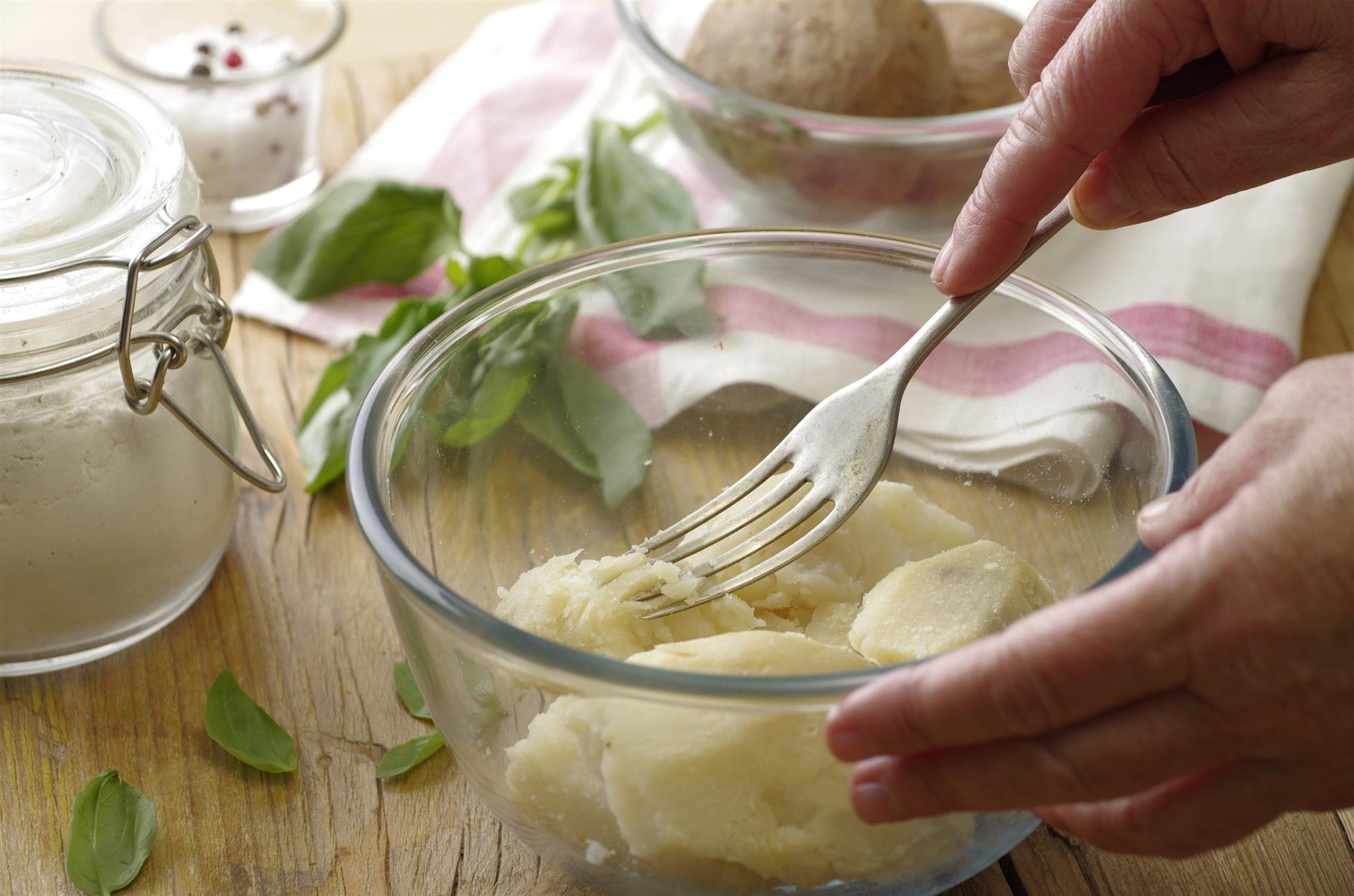 4. Chafa las patatas con tenedor