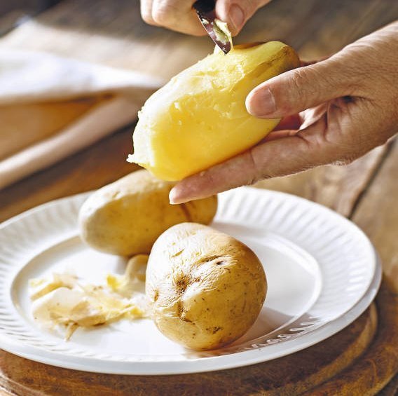 1. Pela las patatas cocidas