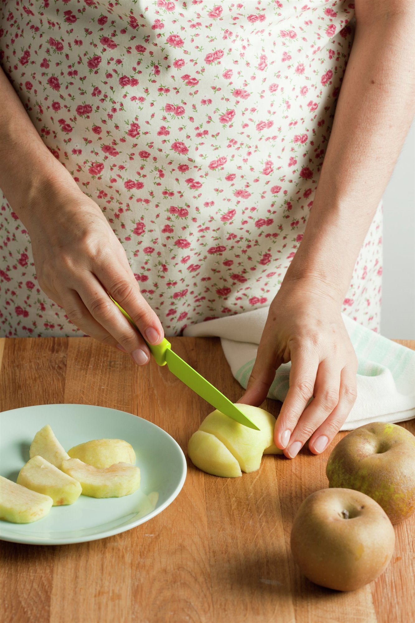1. Pela y corta las manzanas