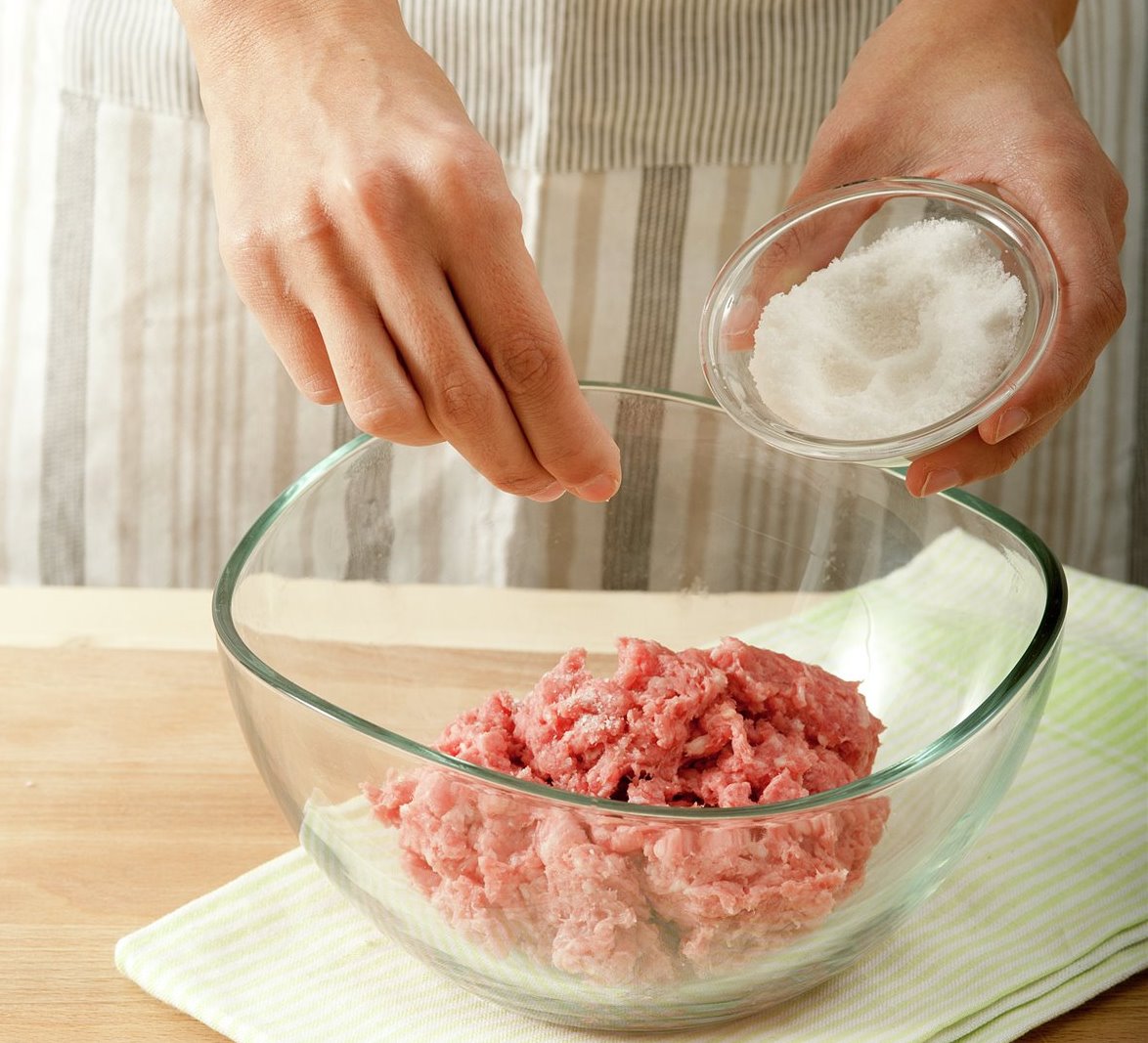 paso_a_paso_para_hacer_hamburguesitas_con_huevo_sazonar_y_amasar_la_carne_en_un_bol 00381253.jpg
