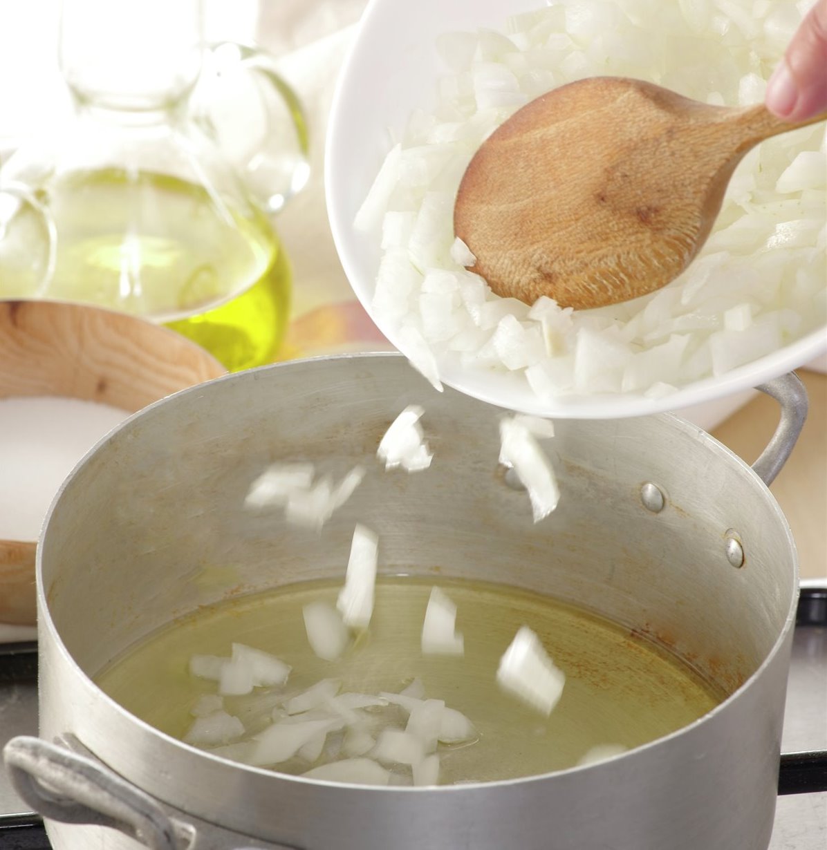 paso_a_paso_para_hacer_patatas_con_bacalao_sofreir_la_cebolla_picada 00387775.jpg