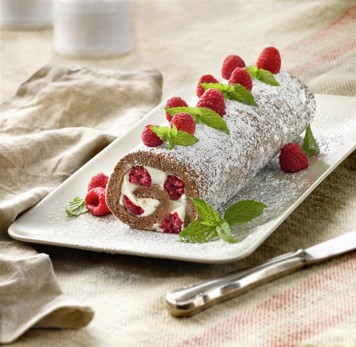 STEP BY STEP TO MAKE A COCOA TRUNK WITH RASPBERRIES AND CREAM: FINAL RESULT.  00407942.jpg