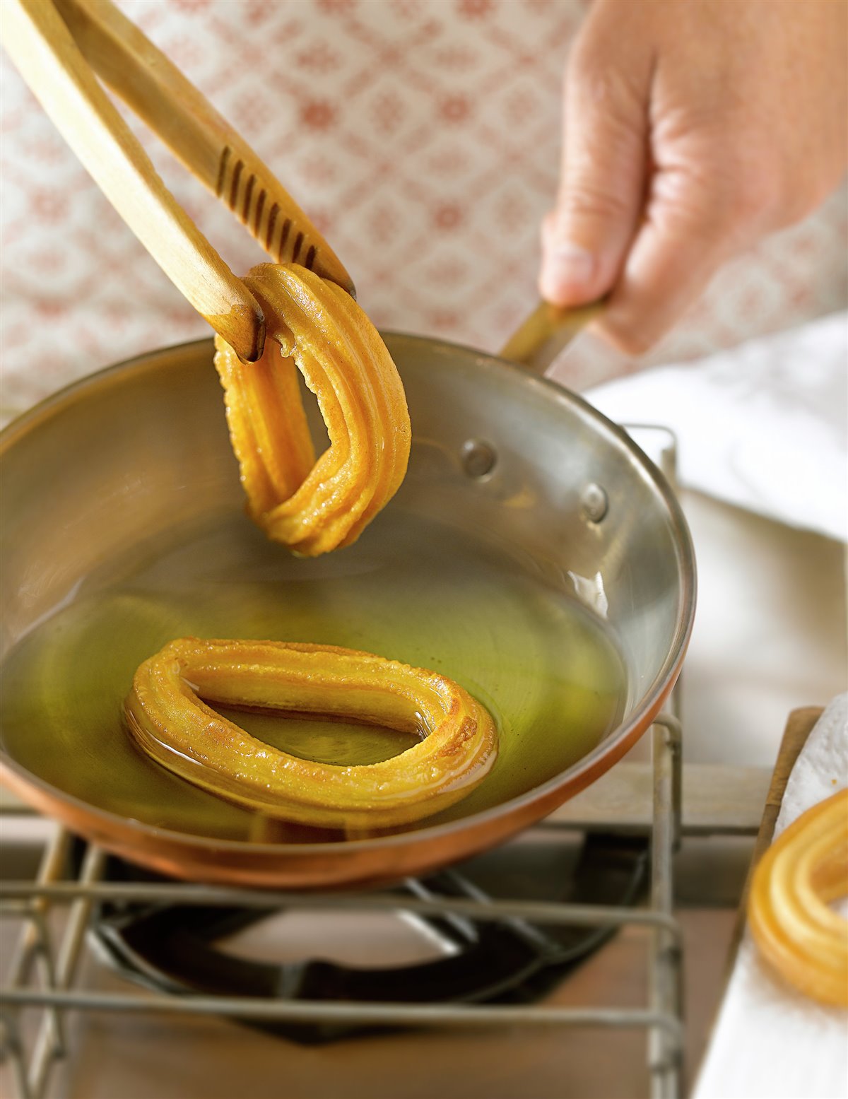 hacer_churros_con_azucar_freir_los_churros