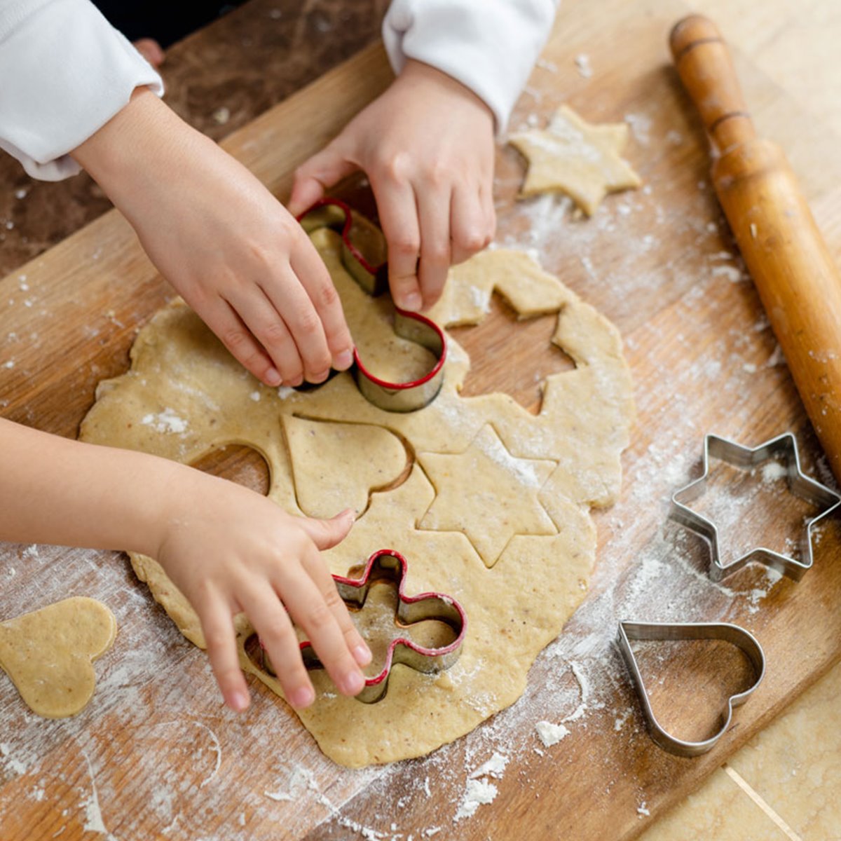 niños haciendo galletas