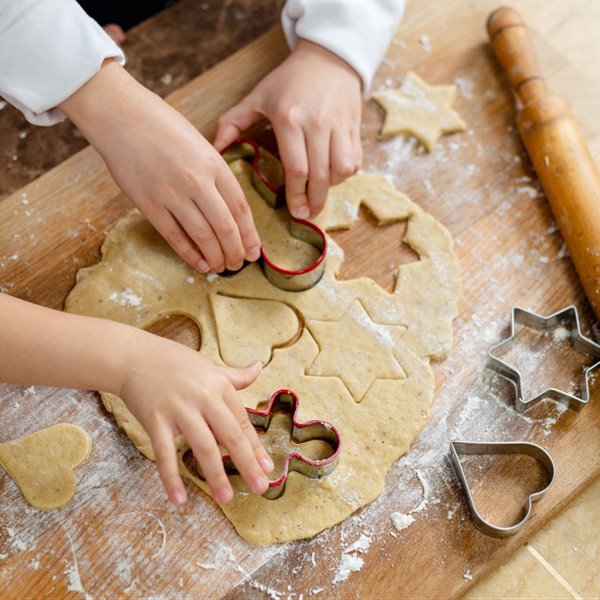 La receta fácil de galletas de mantequilla para hacer con niños esta Navidad