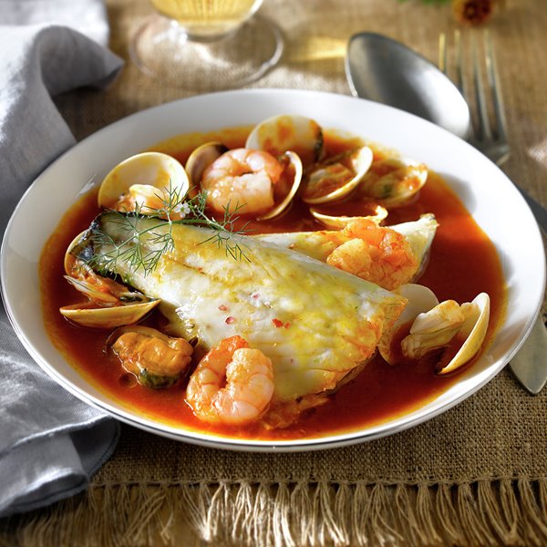 Lubina en salsa marinera con mejillones, gambas y almejas, guiso de pescado fácil
