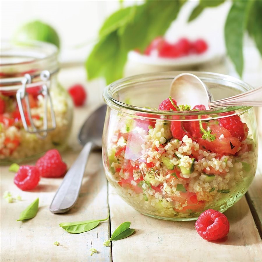 Ensalada de bulgur con tomate rosa, frambuesa y lima