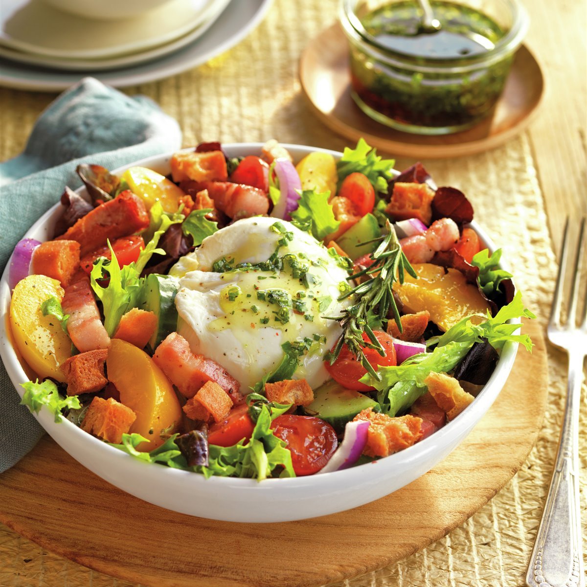 Ensalada de burrata con beicon y melocotón (o mango)