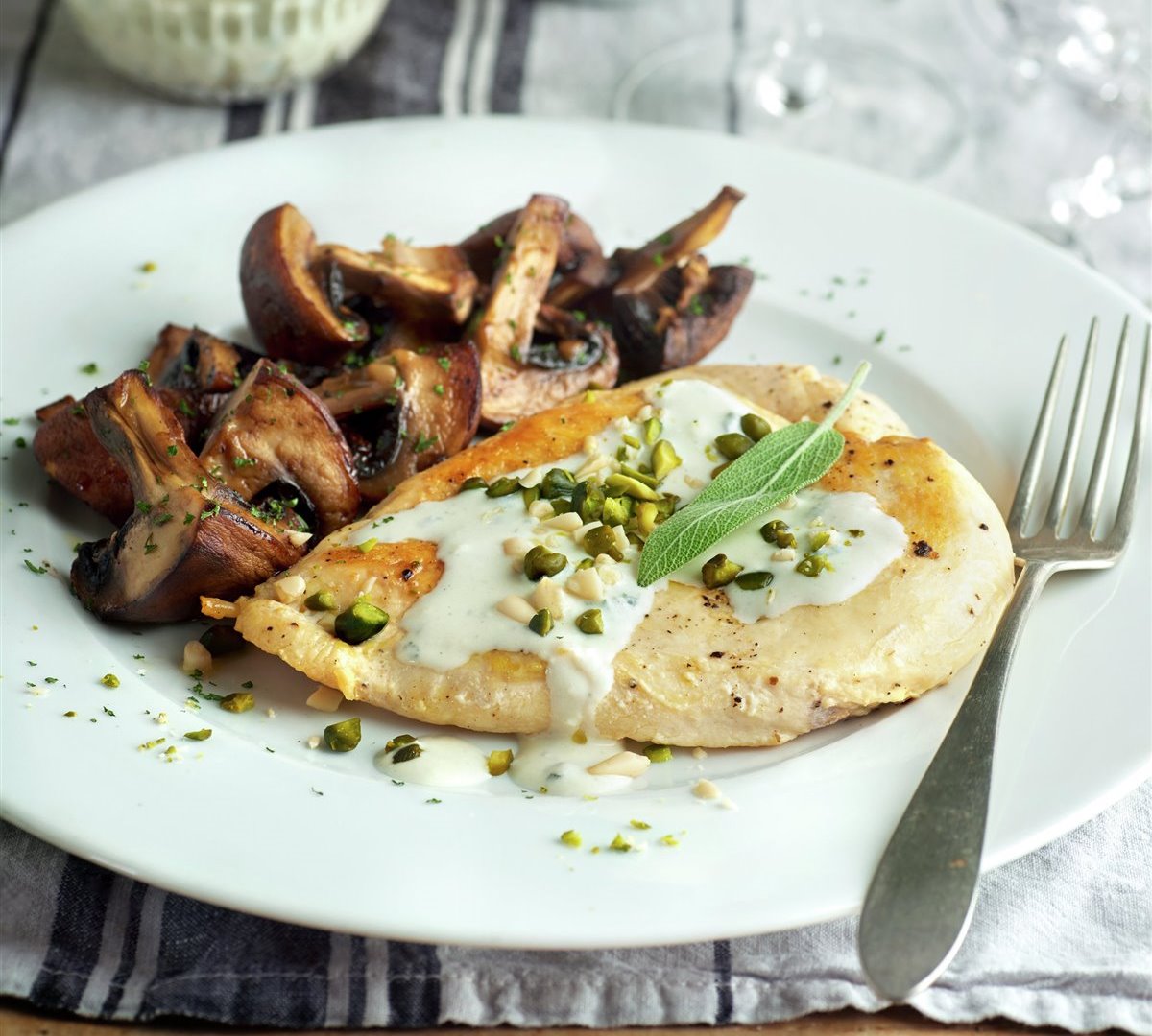 paso_a_paso_para_realizar_pechugas_de_pollo_con_salsa_roquefort_y_champinones_resultado_final