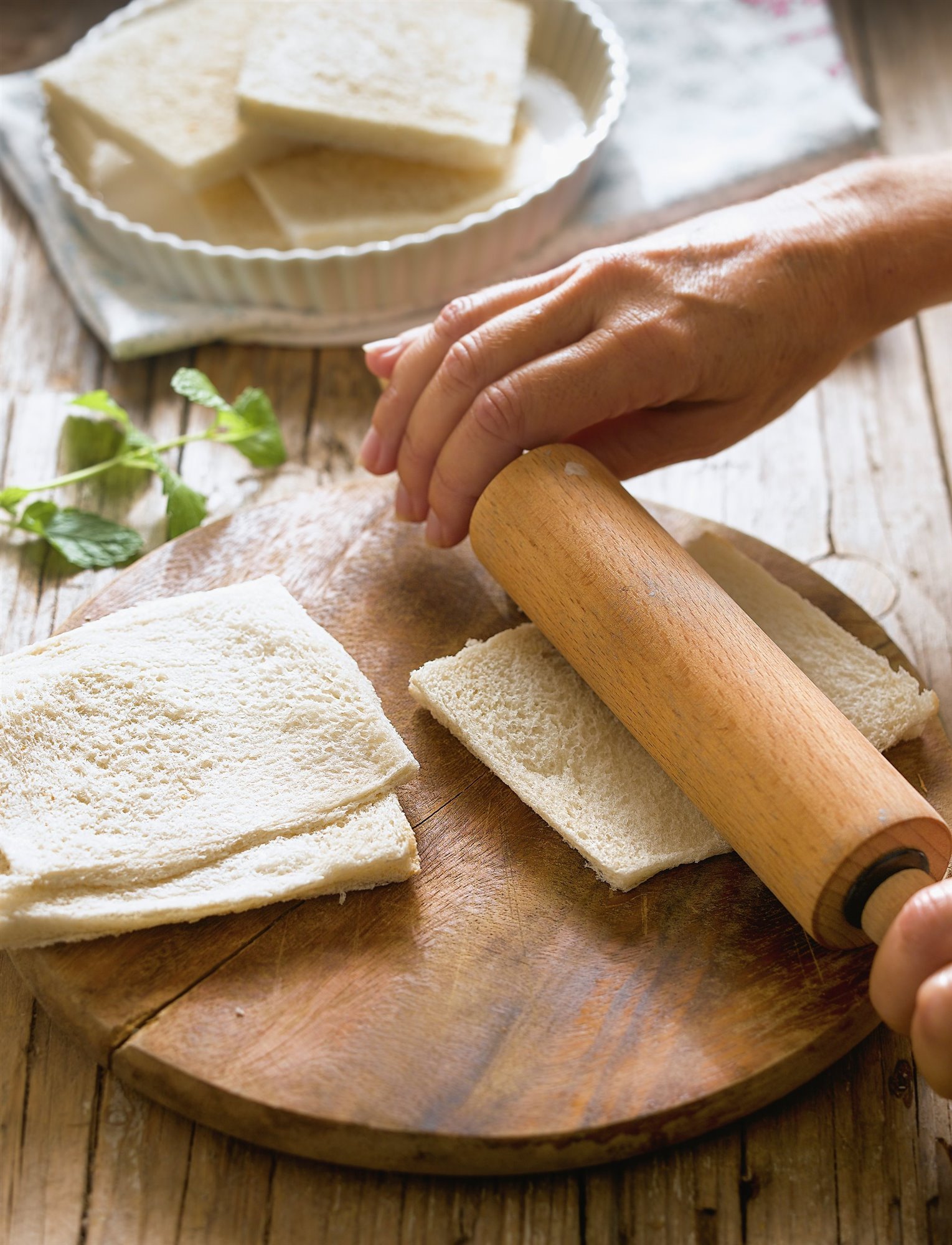 1. Aplana el pan con un rodillo