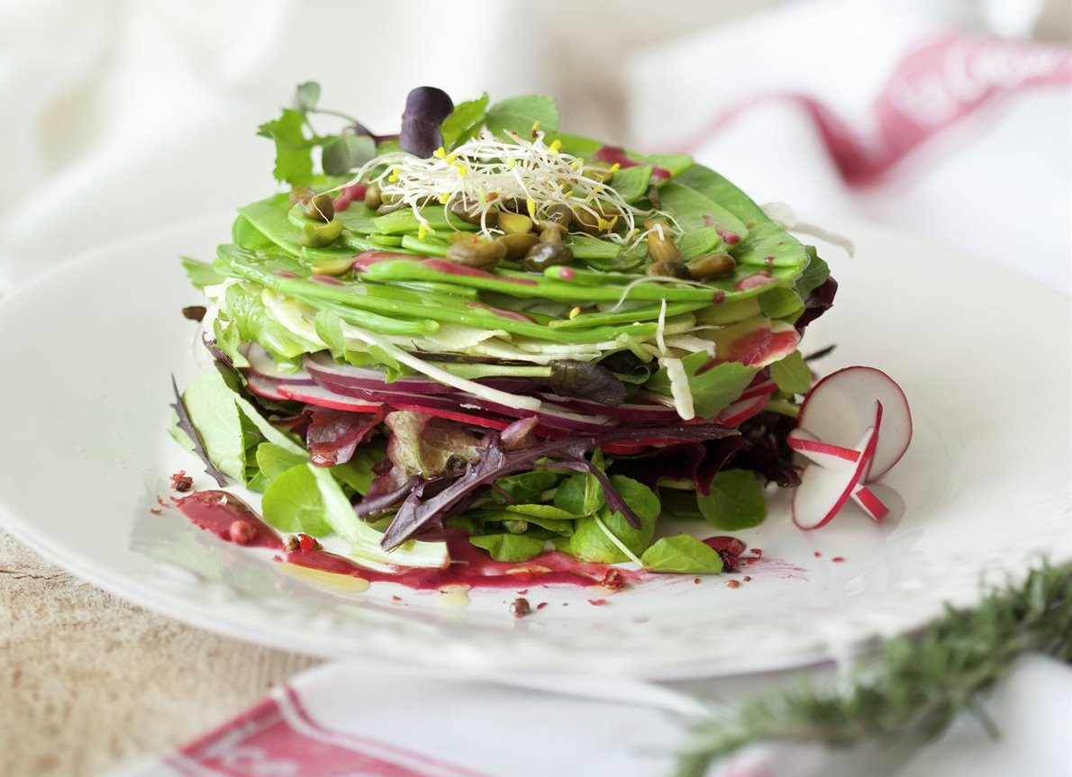 ENSALADA CON VINAGRETA DE FRUTOS ROJOS.