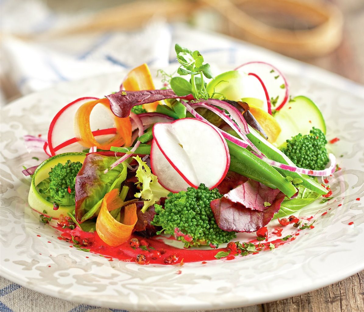 ENSALADA DE HORTALIZAS CON VINAGRETA DE REMOLACHA.