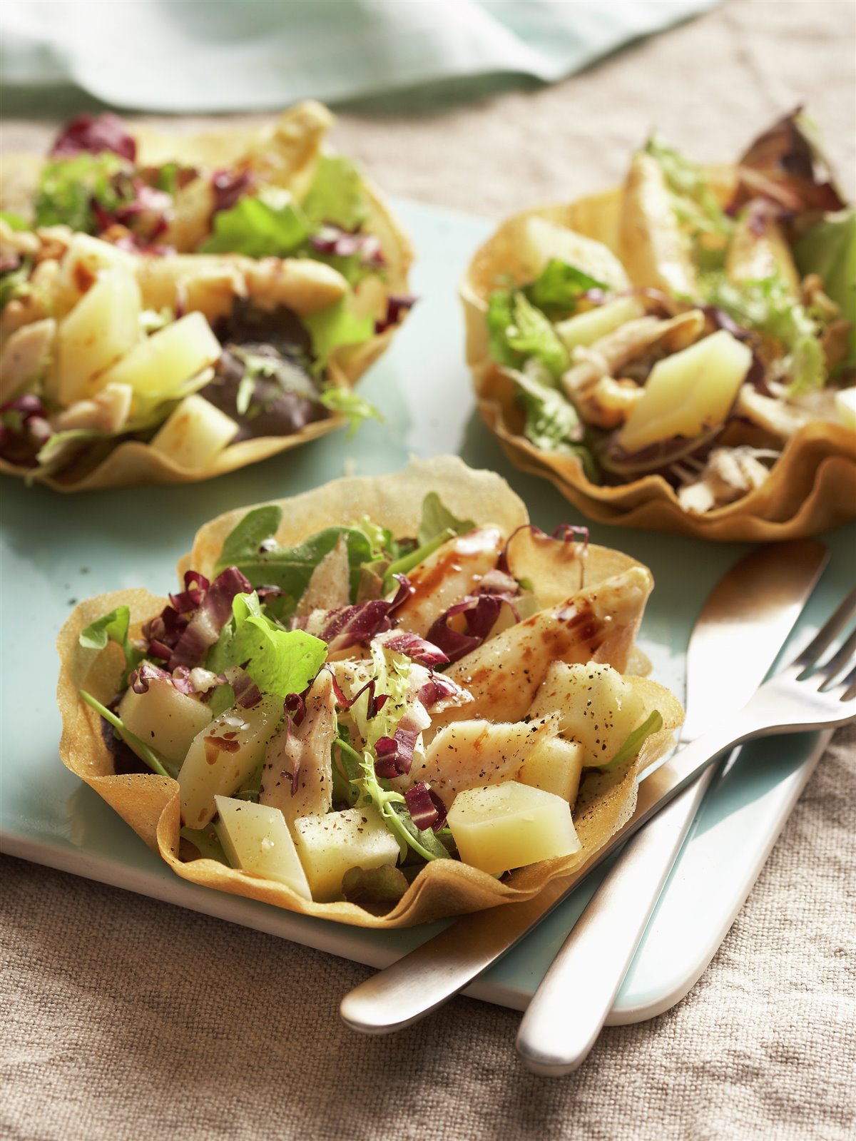 CESTITOS CON ENSALADA DE MANZANA Y QUESO.