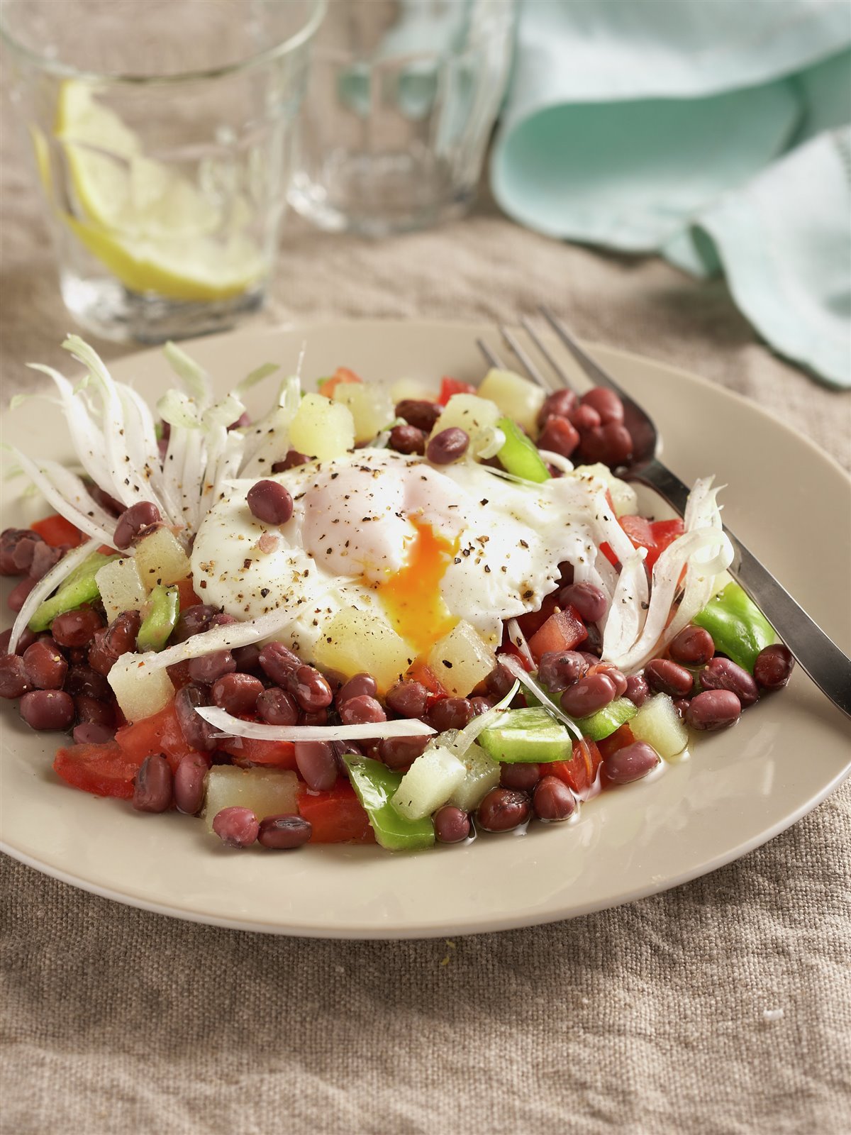 ENSALADA DE ALUBIAS CON HUEVO ESCALFADO.