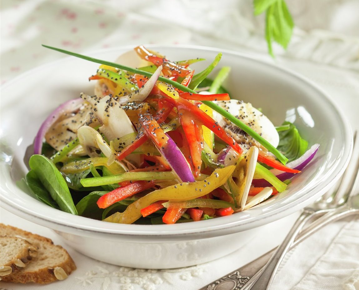 ENSALADA DE BROTES DE ESPINACAS Y PIMIENTOS.