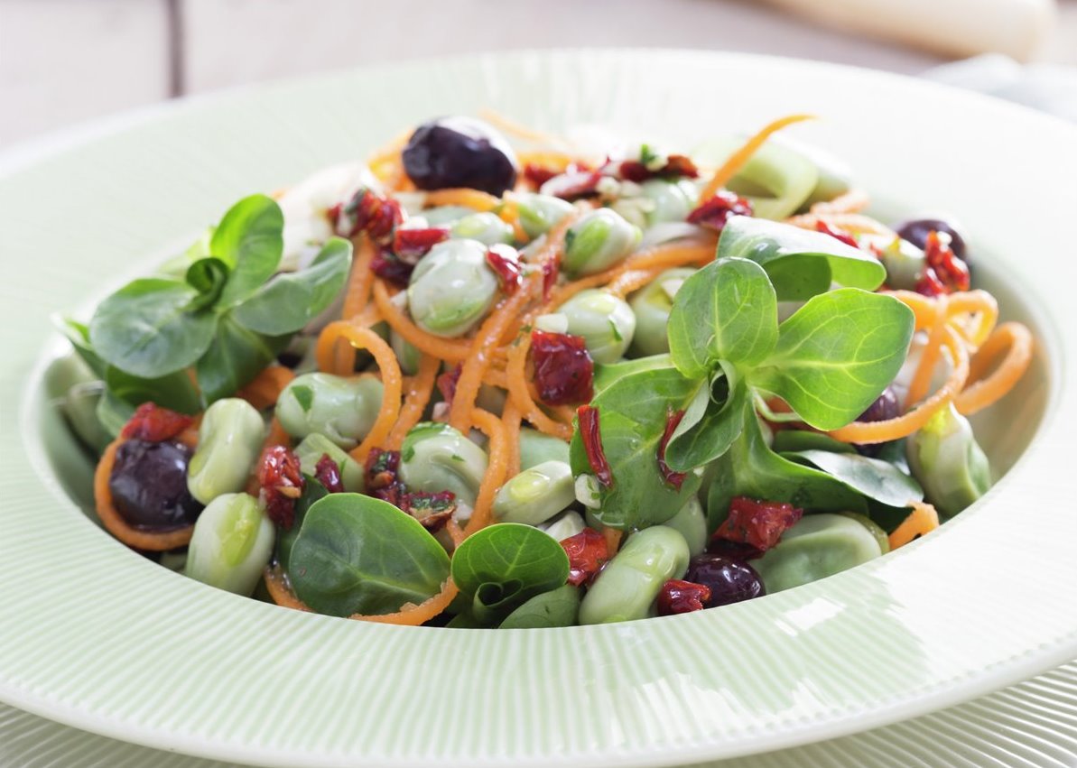 ENSALADA TIBIA DE HABITAS CON VINAGRETA DE TOMATES SECOS.