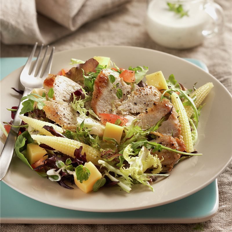 Ensalada verde con pavo, queso y salsa de yogur