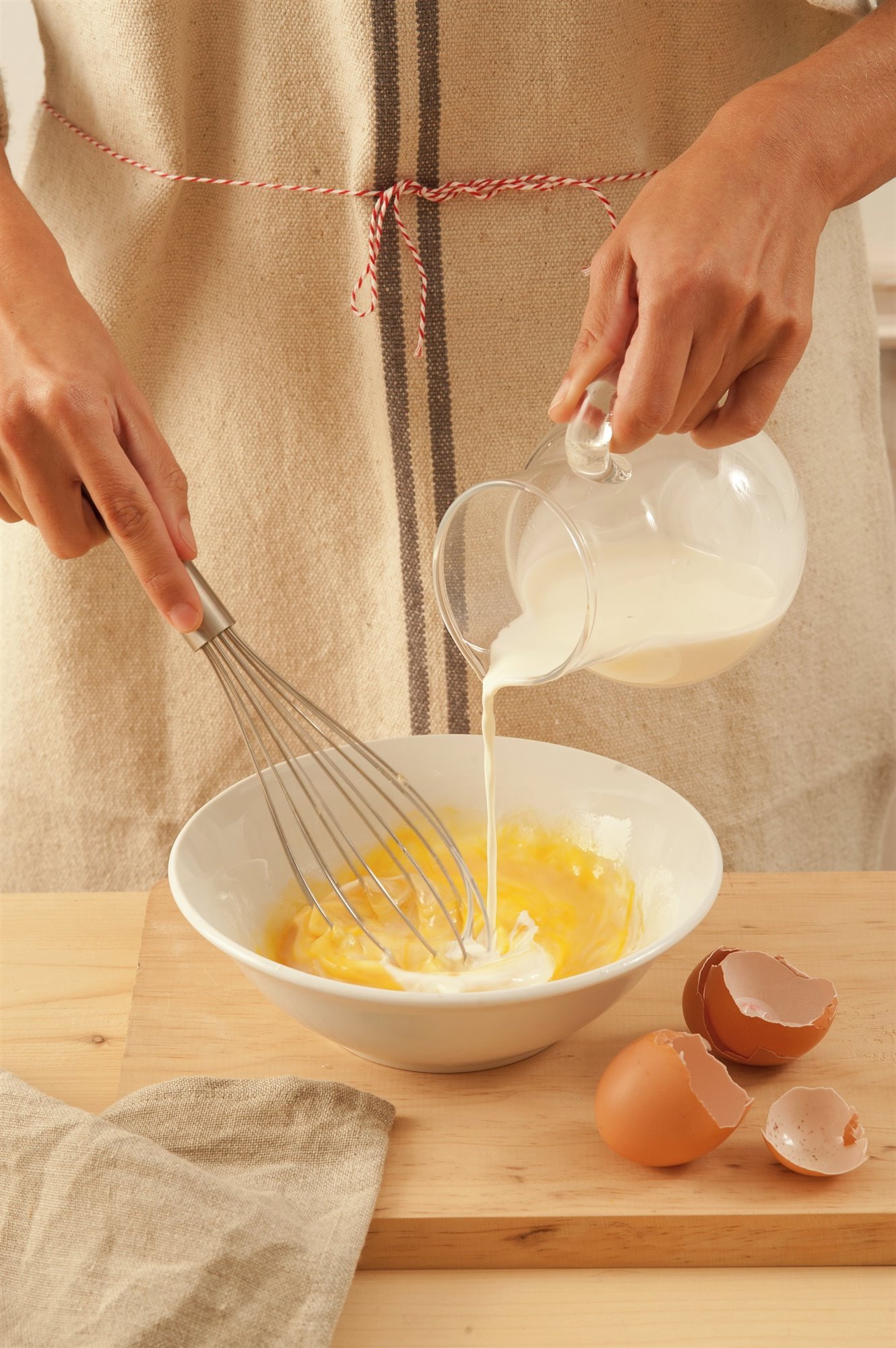 4. Bate los huevos y la nata