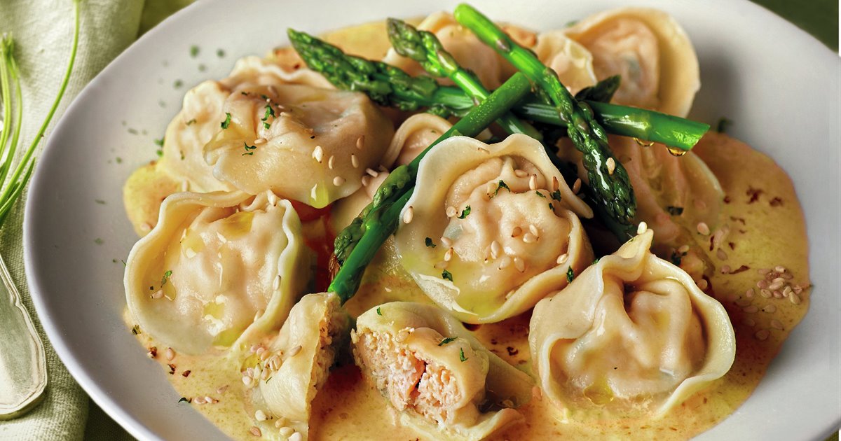 Cappelletti de salmón fresco con espárragos y salsa de pimientos