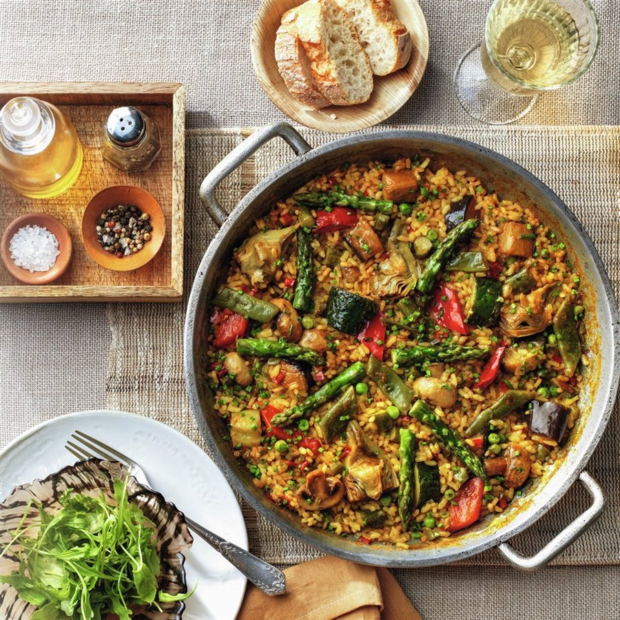 Paella de verduras con alcachofas y espárragos
