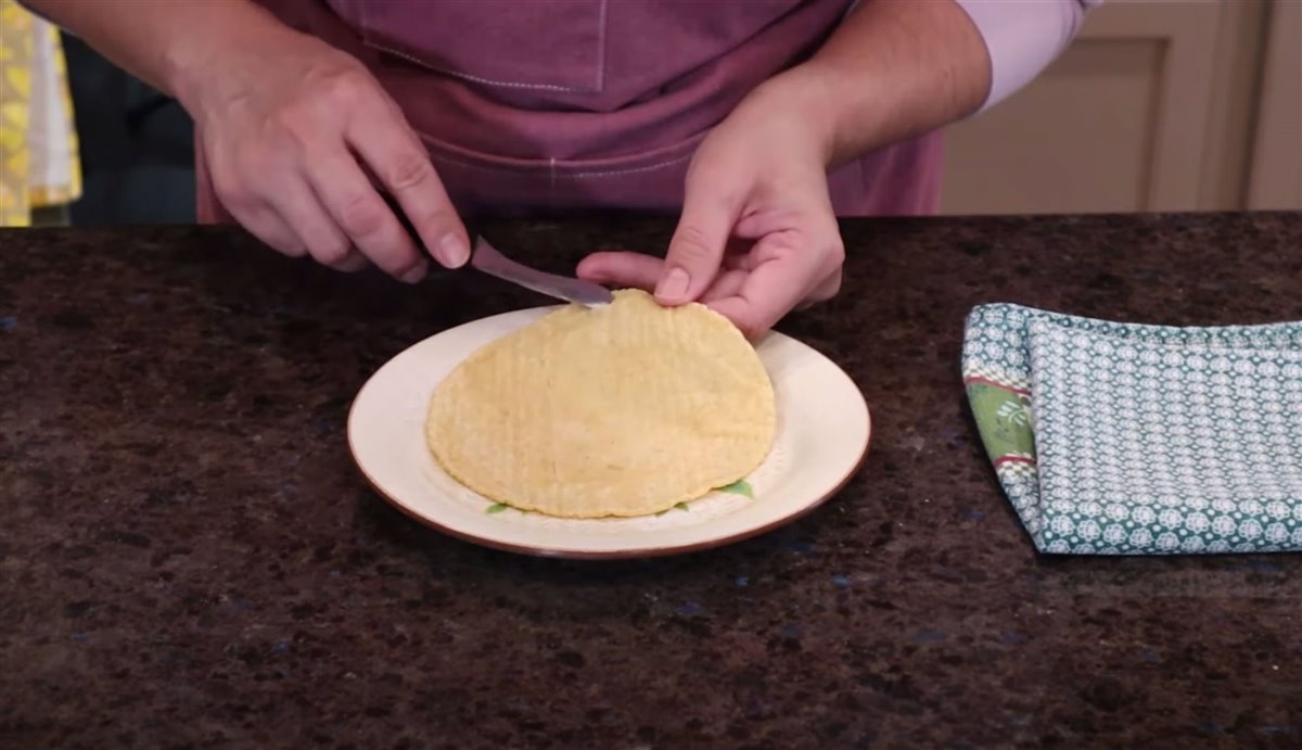 Haz un orificio en cada tortilla