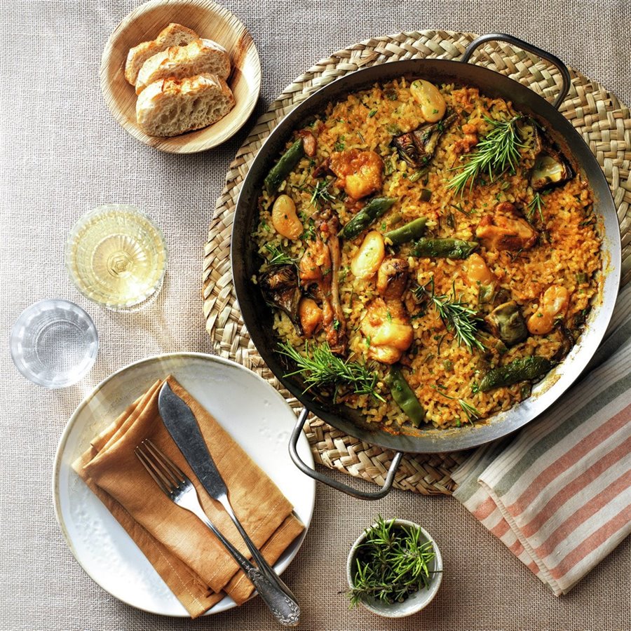 Paella típica valenciana con pollo, conejo y garrofón