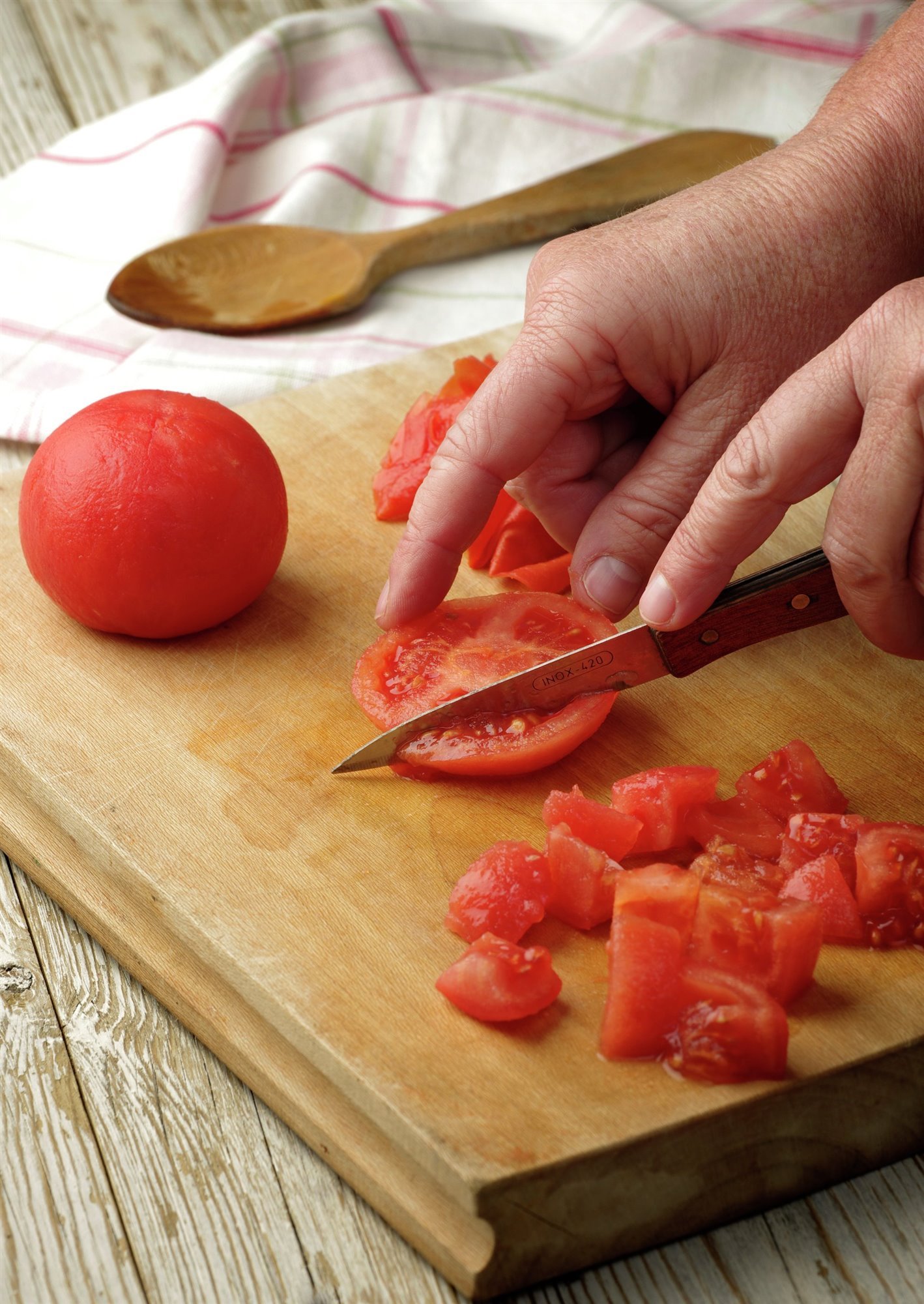 3. Corta tomate y pimiento