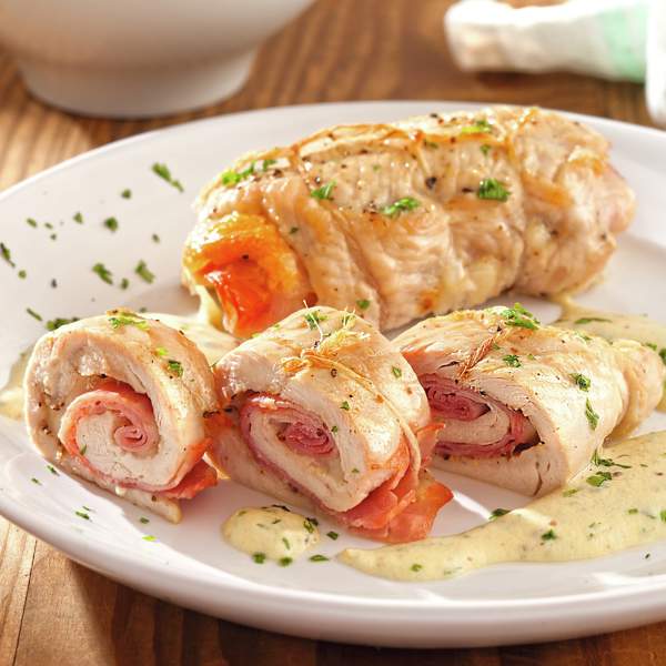 ROLLITOS DE POLLO CON JAMÓN Y QUESO.