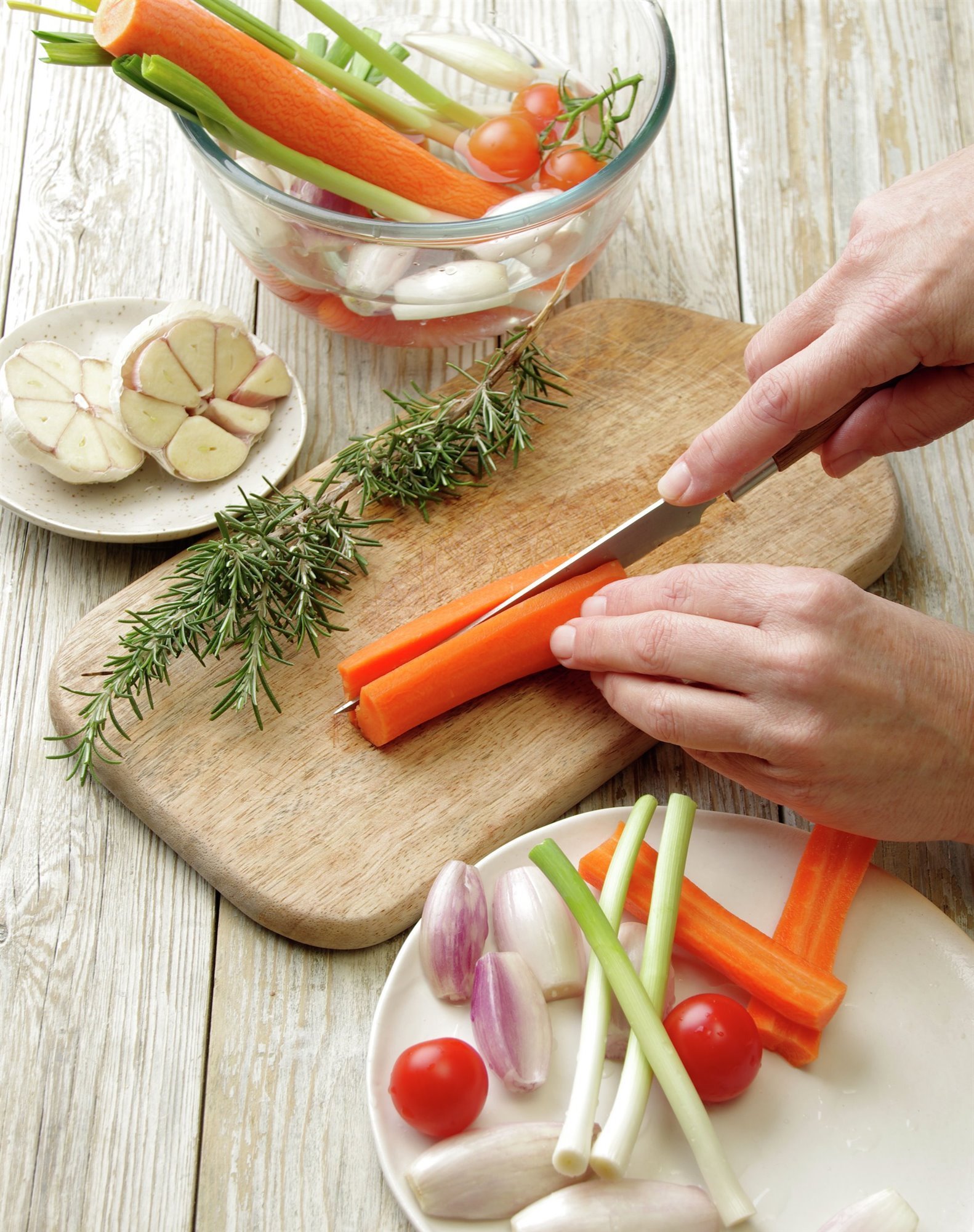 1. Corta ajetes y zanahoria