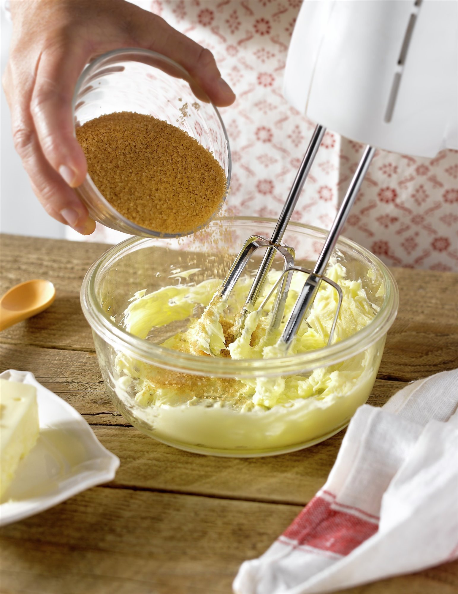 1. Bate el azúcar con la mantequilla blanda