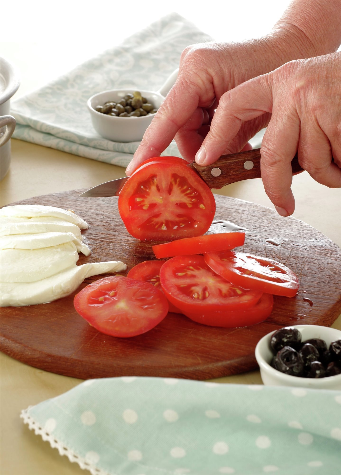 2. Corta el tomate y la mozzarella