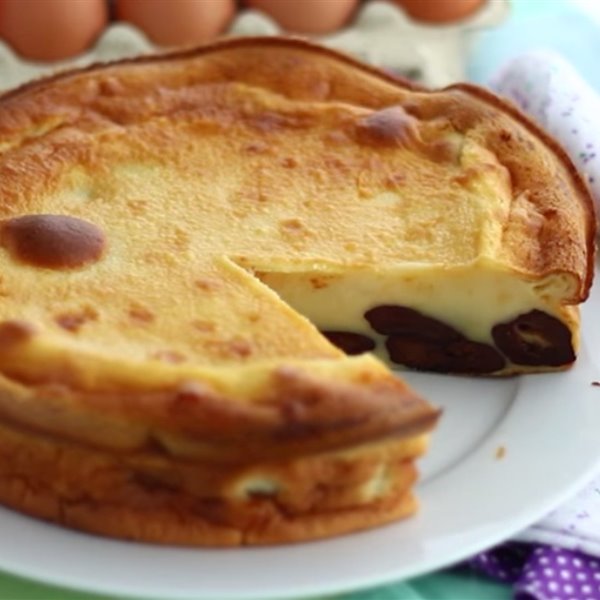 Far bretón, la famosa receta francesa de tarta con textura de flan y ciruelas pasas