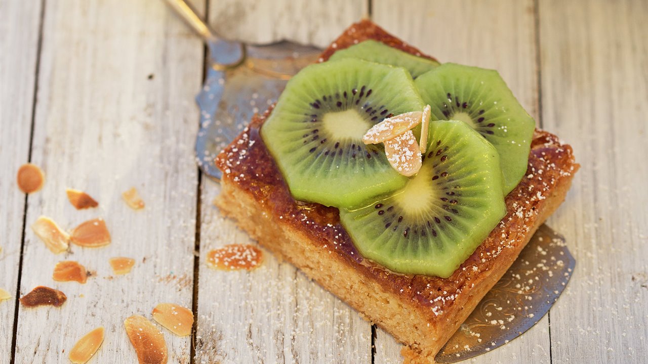 Tarta de kiwi, frambuesa y mascarpone con base de almendras