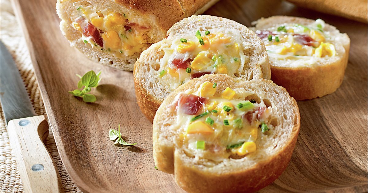 Pan de brioche al horno con queso, maíz y jamón