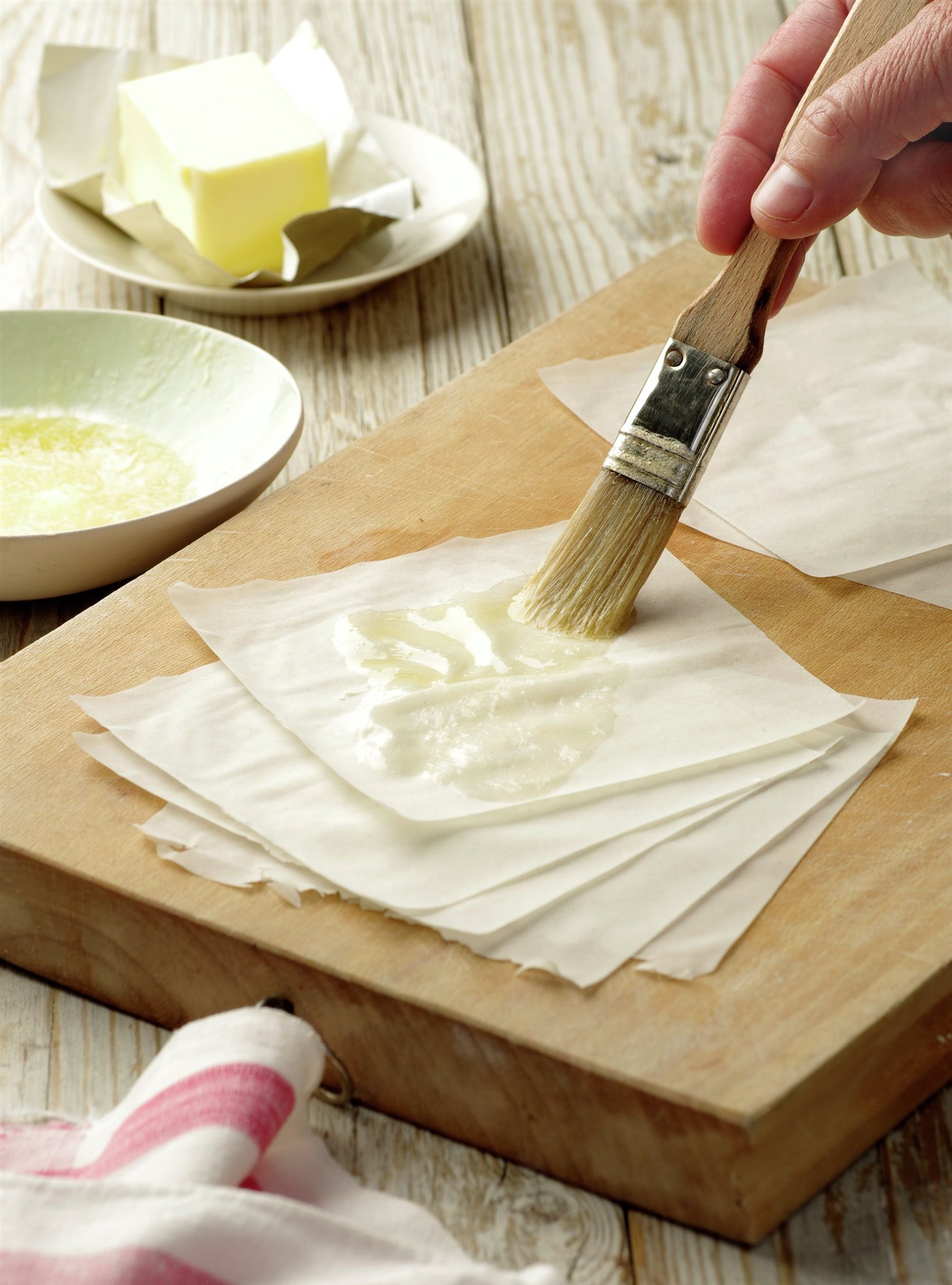 3. Pincela la masa filo con mantequilla