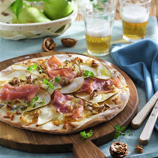 Pizza de gorgonzola con jamón, pera y nueces