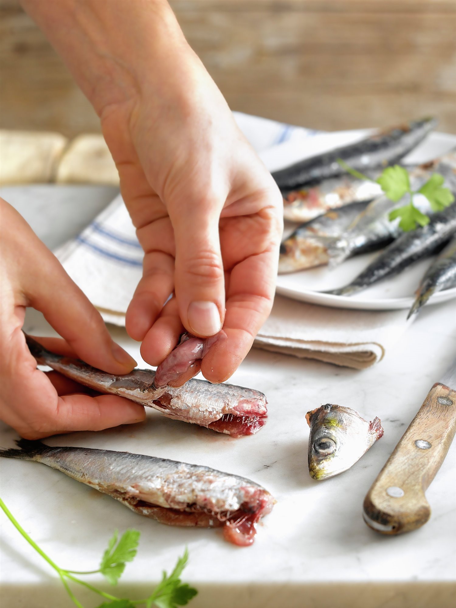 3. Limpia las sardinas