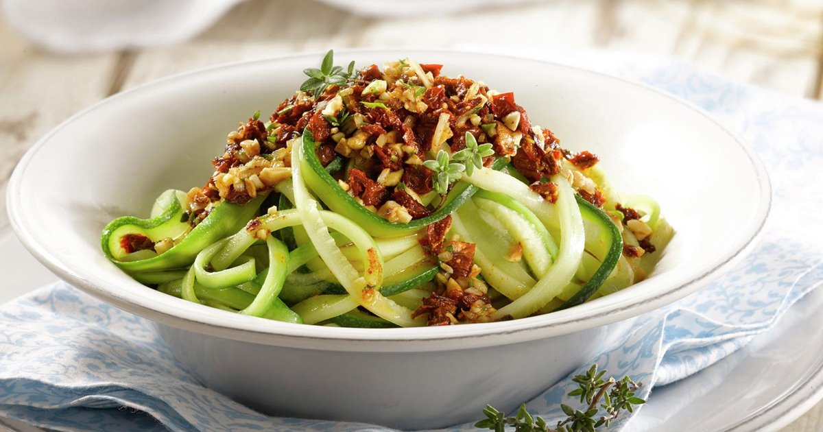 Variedades para probar: espaguetis de calabacín con pesto rojo