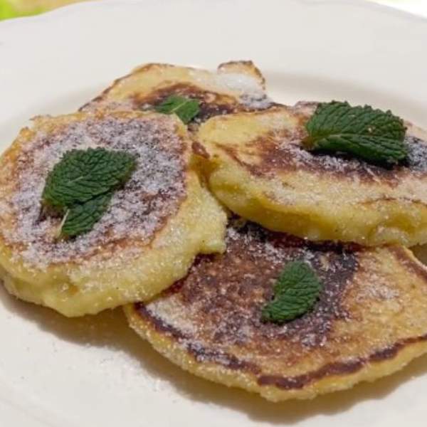 1 manzana, 1 yogur y 5 minutos: es todo lo que necesitas para preparar estas tortitas dulces, fáciles y ligeras