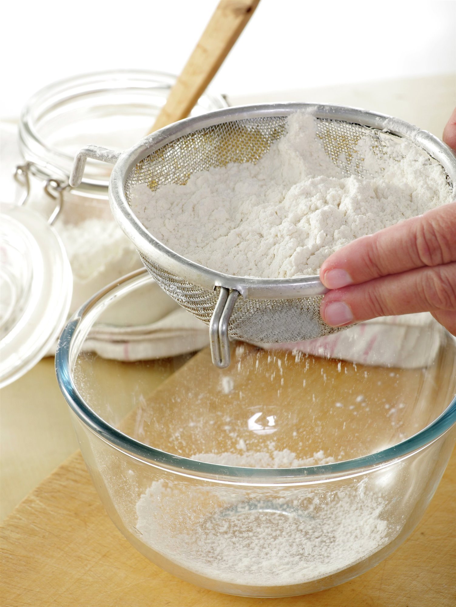 1. Tamiza la harina y sal