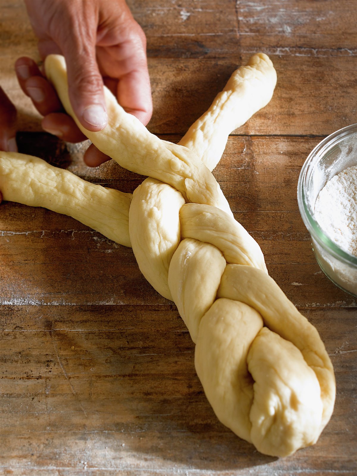 paso_a_paso_para_realizar_una_trenza_esponjosa_de_pan_de_leche_hacer_una_trenzar_con_la_masa 00471268.jpg
