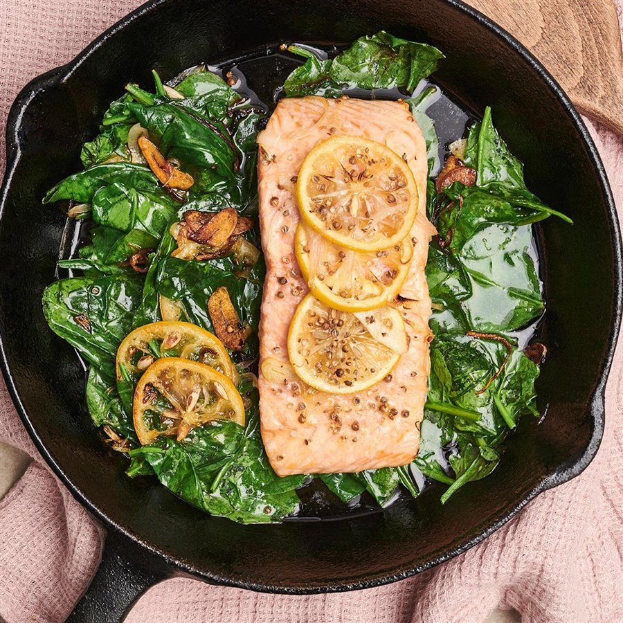 Salmón con espinacas, la receta saludable y ligera de Paltrow
