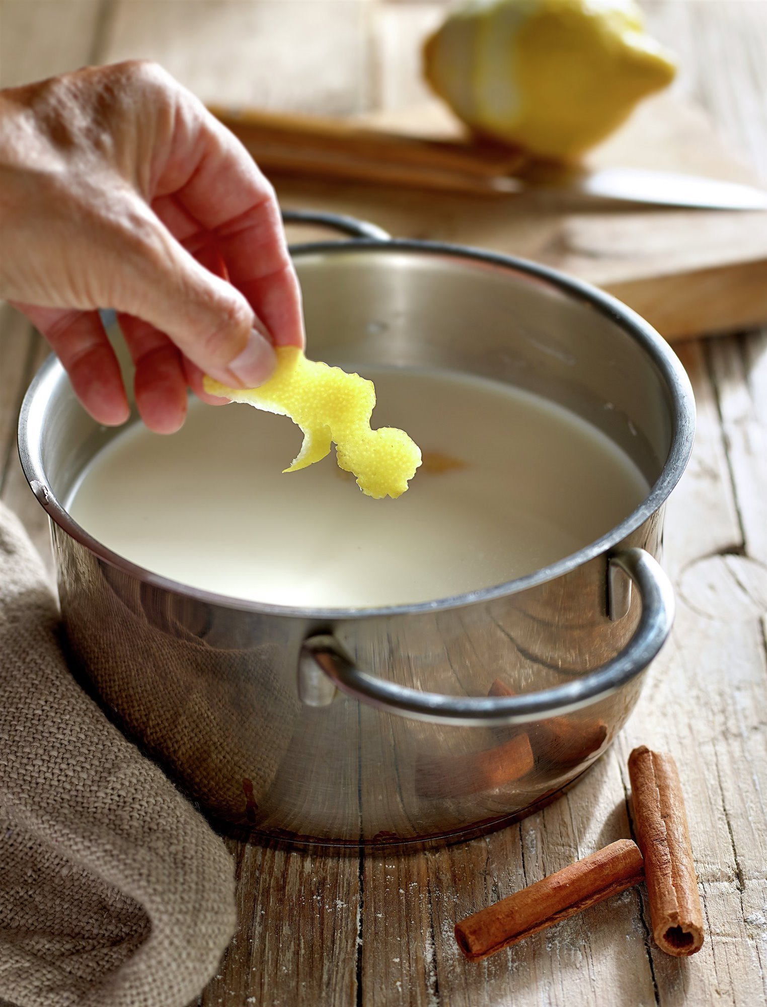 1. Cuece la leche con canela y limón