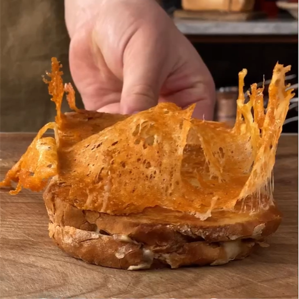 Sándwich con corona de queso