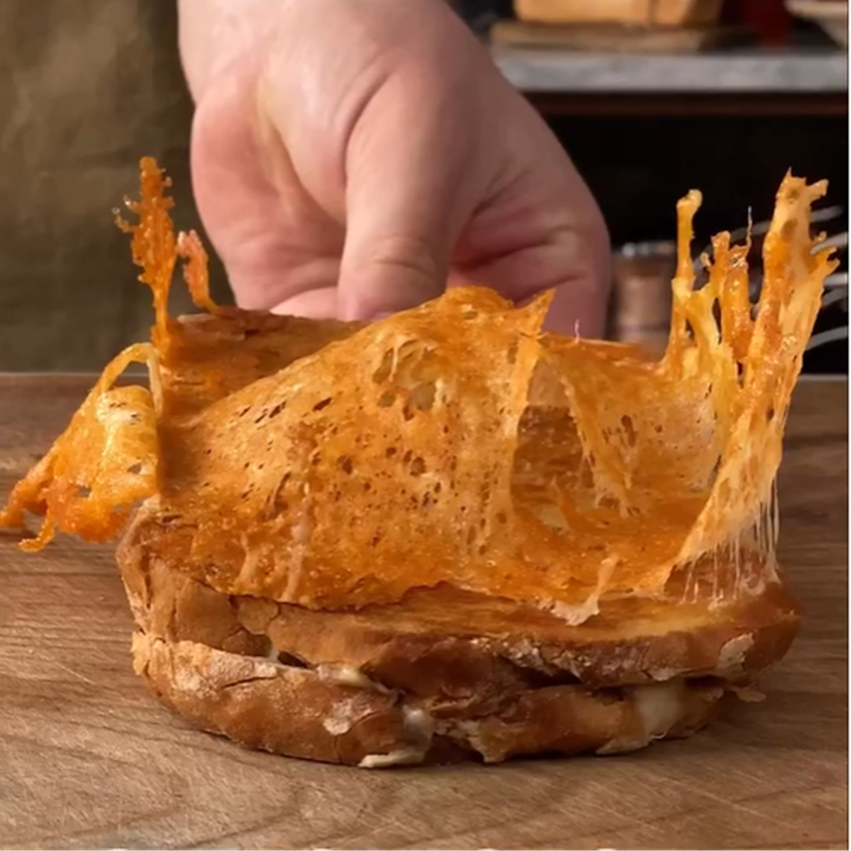 Sándwich con corona de queso